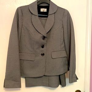Chic gray jacket and skirt/ suit